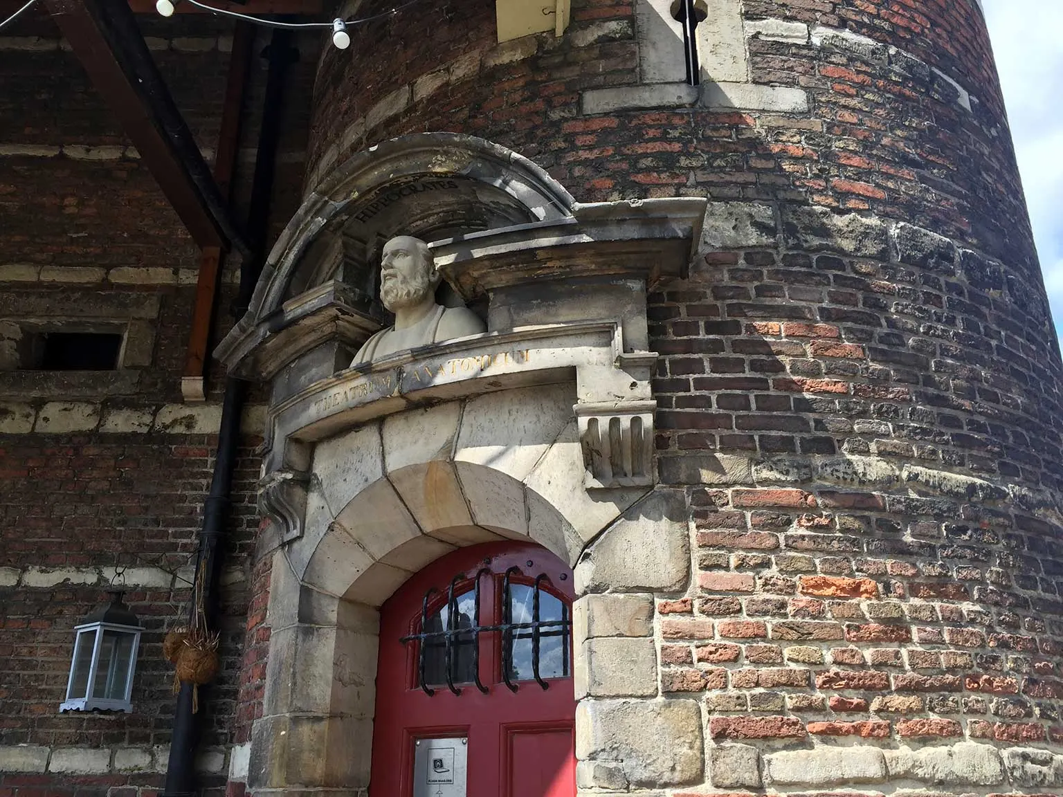 Вхід до Анатомічного театру з написом Theatrum Anatomicum