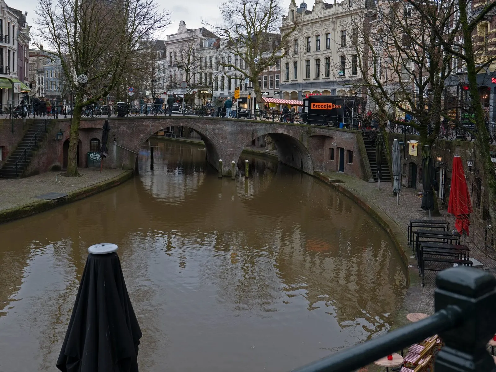 Канал Oudegracht в Утрехті з дворівневими набережними