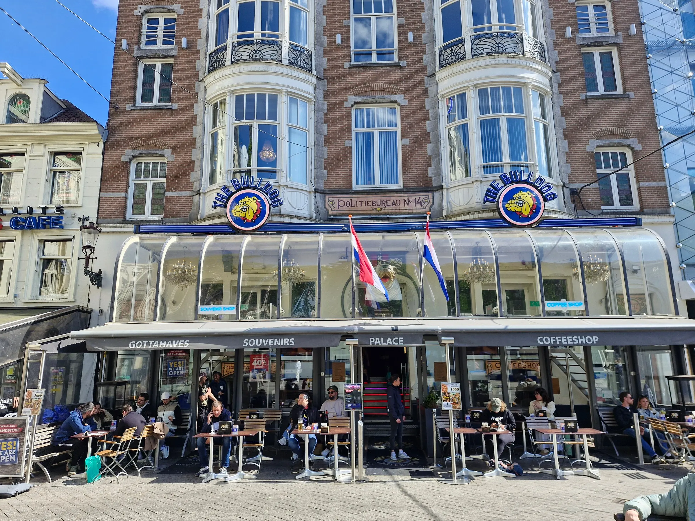 Кав'ярня The Bulldog Palace на площі в Амстердамі